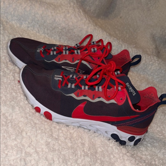 Nike Red and Black React Patriot Sneakers size 6.5 men and 8.5 in women - Picture 2 of 8